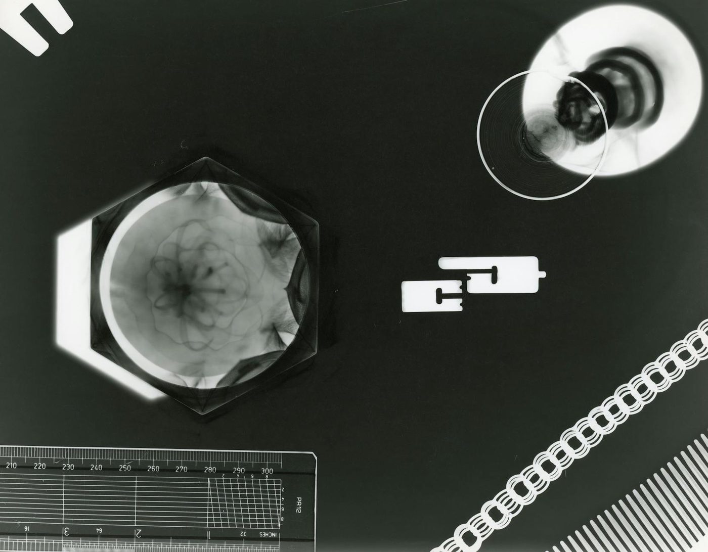 Magnetisch veld van Saturnus vertoont onverwachte vervormingen door invloed van maan