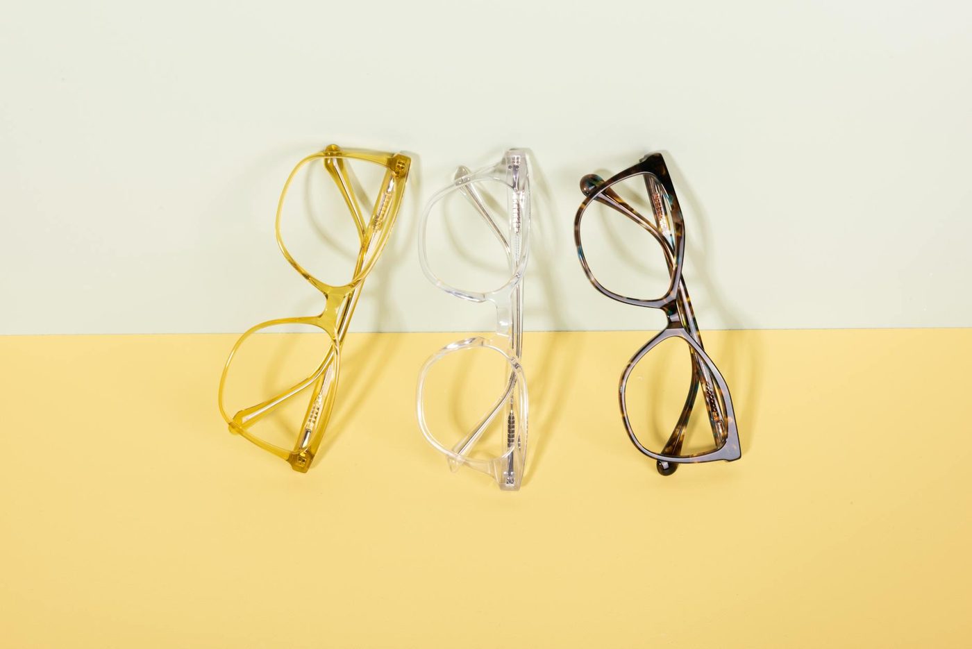 Jeanneke Pis draagt gele bril om oogproblematief wereldwijd te belichten