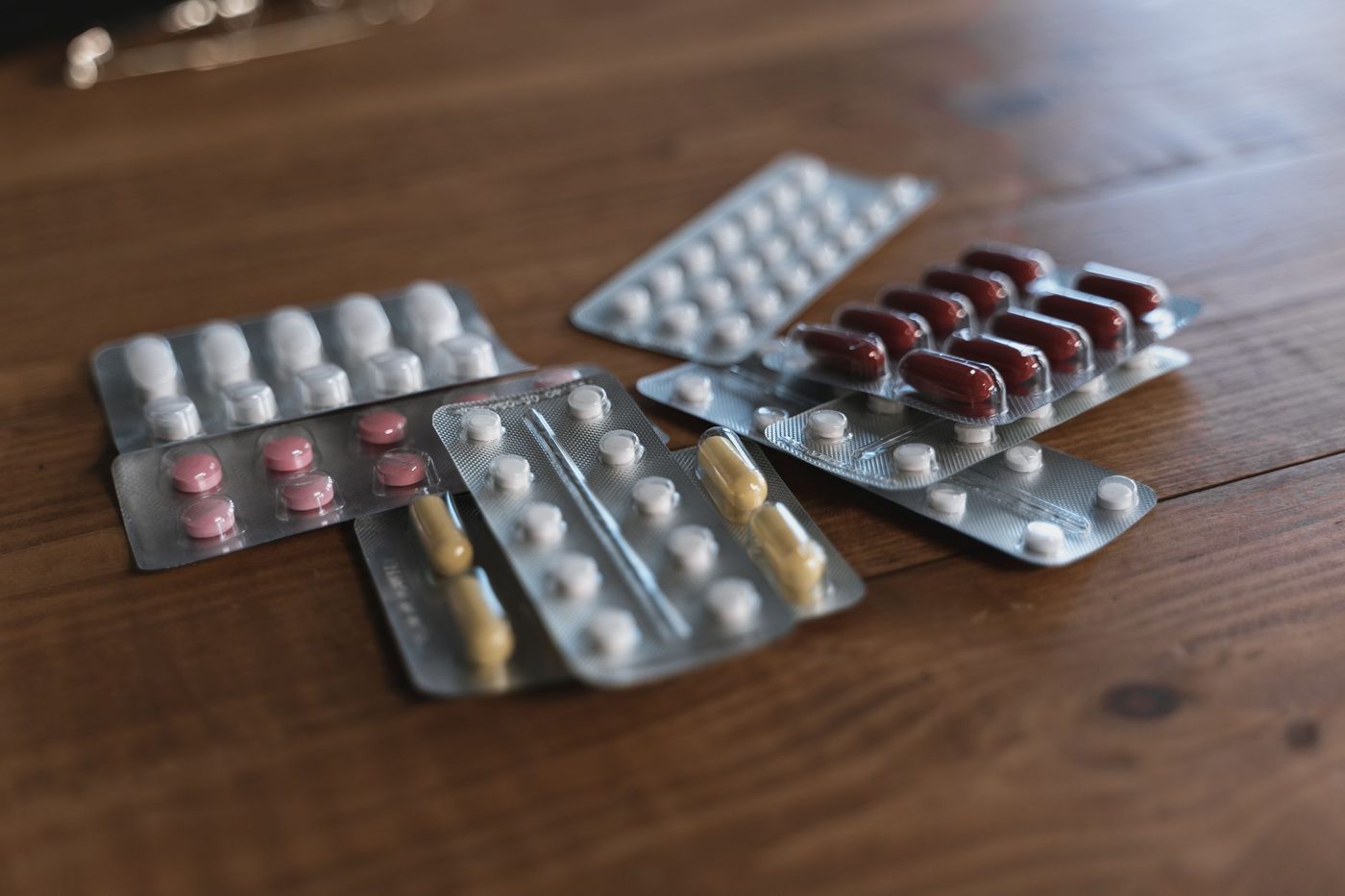 Zoon (14) vindt Brugse ouders dood in huis: overdosis drugs en medicatie