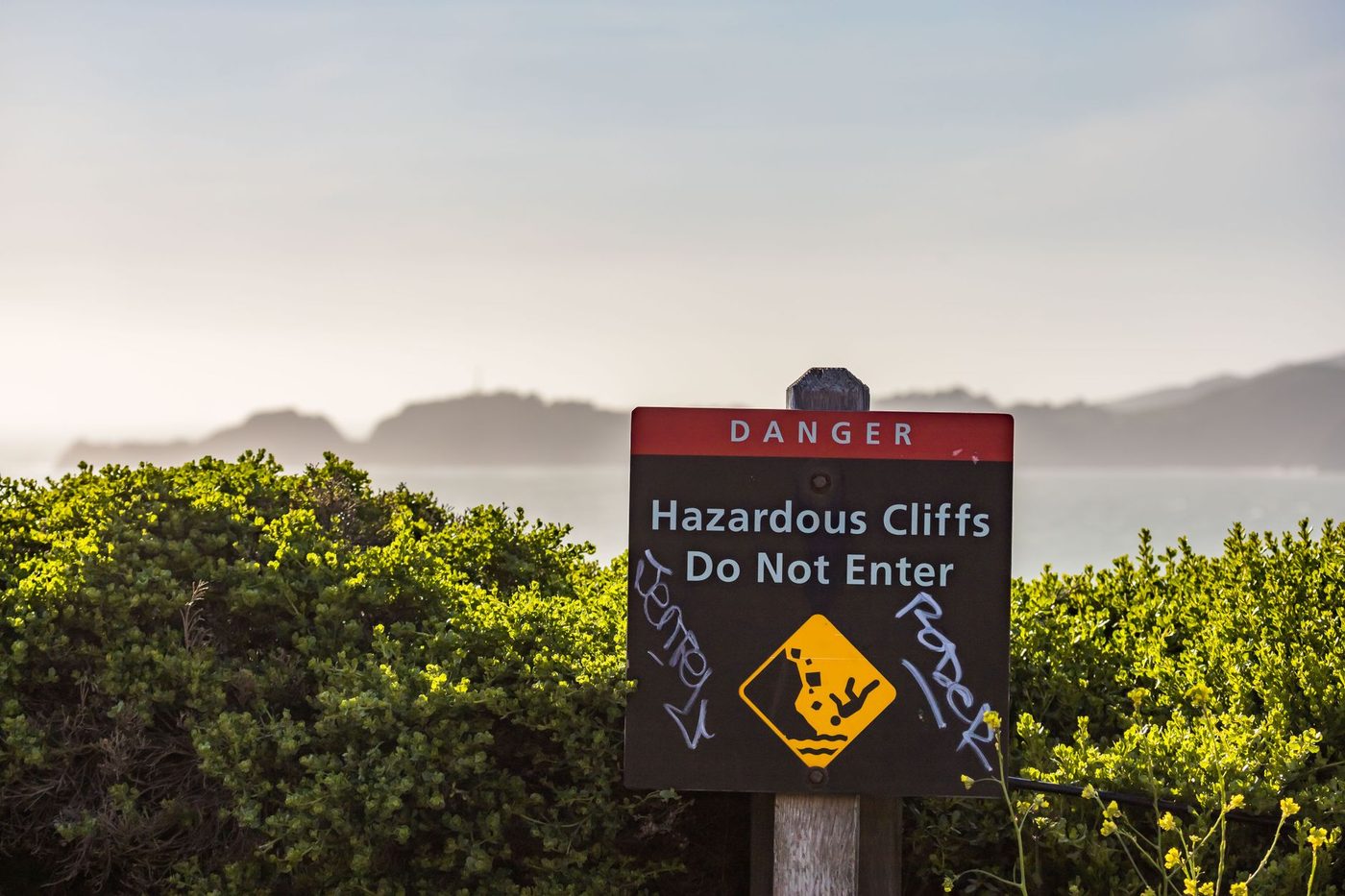 Stormen Austen en Boelo zorgen voor gevaarlijke zandkliffen aan de kust