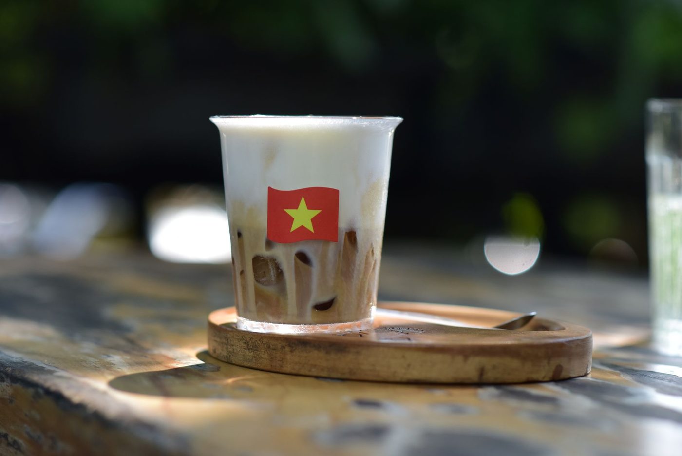 Langzaam druppelt het: hoe Vietnamese koffie Brussel verovert