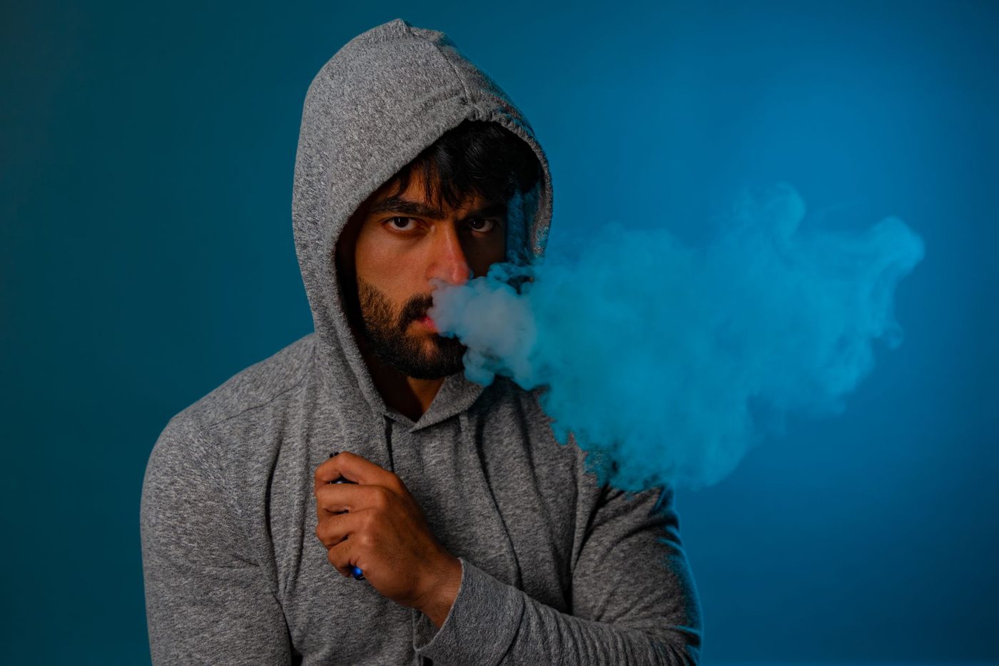 Verstopt tussen chips en bier: politie vindt 250 illegale vapes en verzegelt Antwerpse winkel