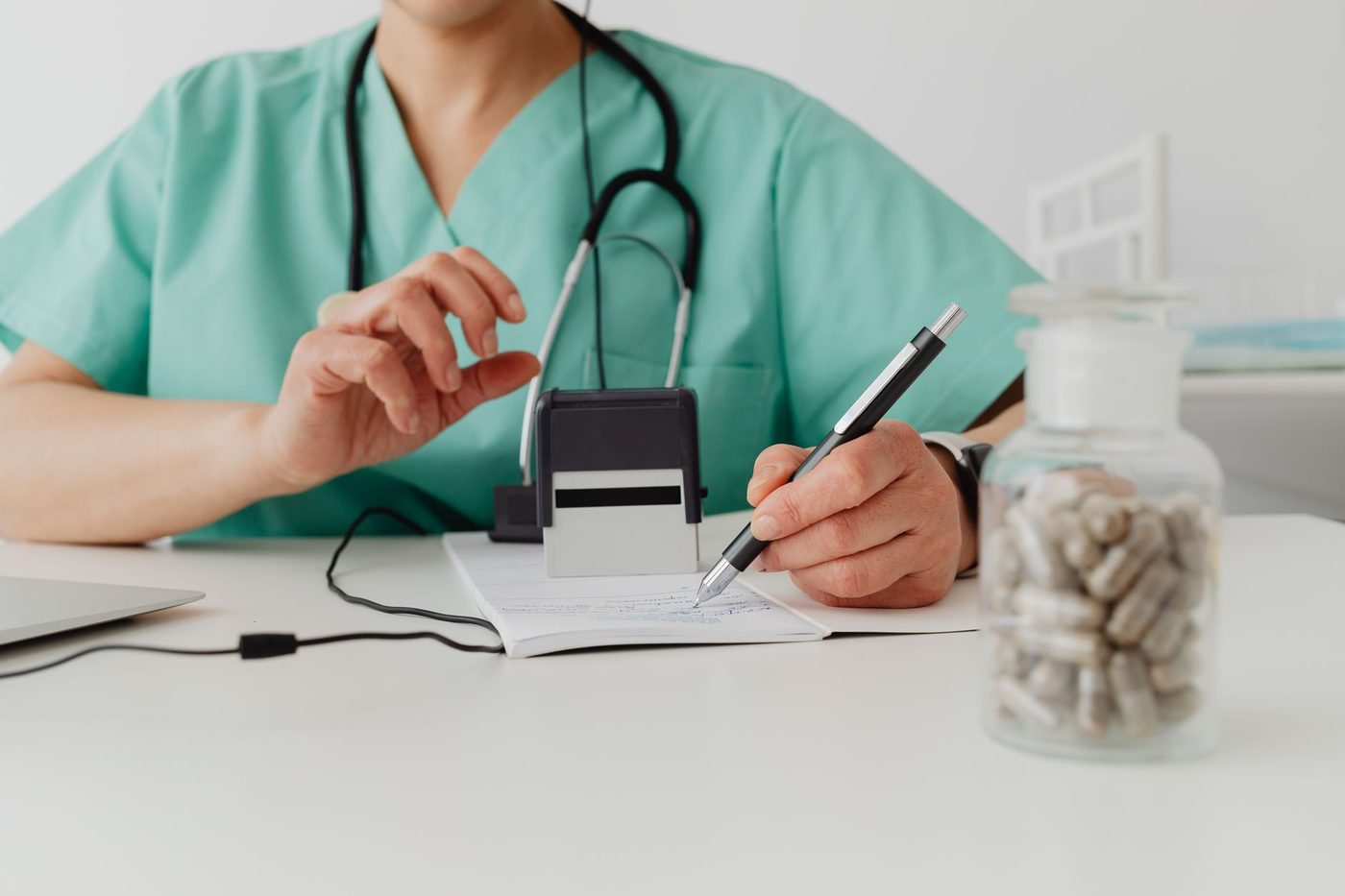 De strijd tegen antibioticaresistentie: Waarom artsen te vaak tot medicatie grijpen