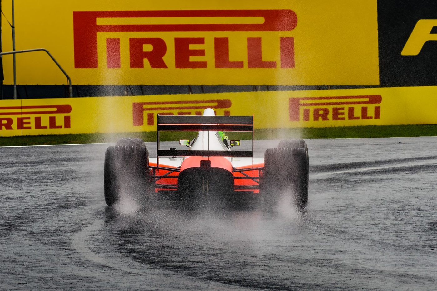 Wagens vallen massaal stil: softwarecrash en regen gooien F1-start Maleisië in de war