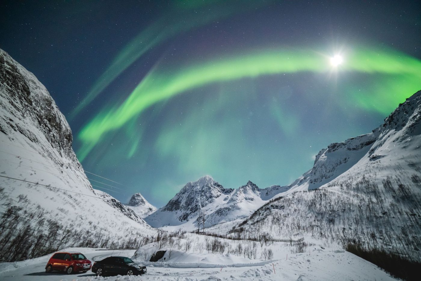 Zeldzame rode aurora en gedeeltelijke maansverduistering vallen samen