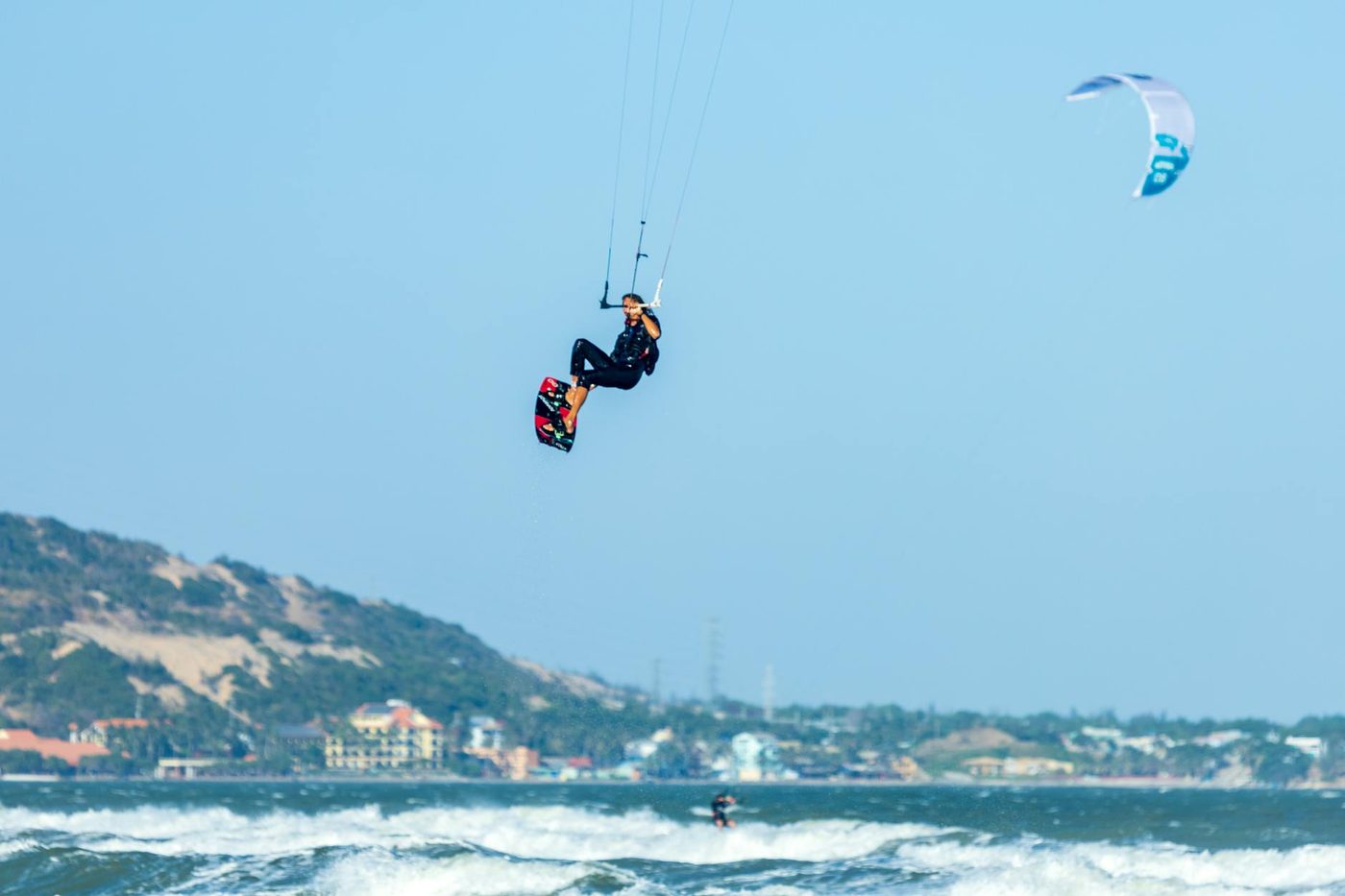 Nederlandse kitesurfer Jamie Overbeek verbreekt wereldrecord met sprong van 42 meter