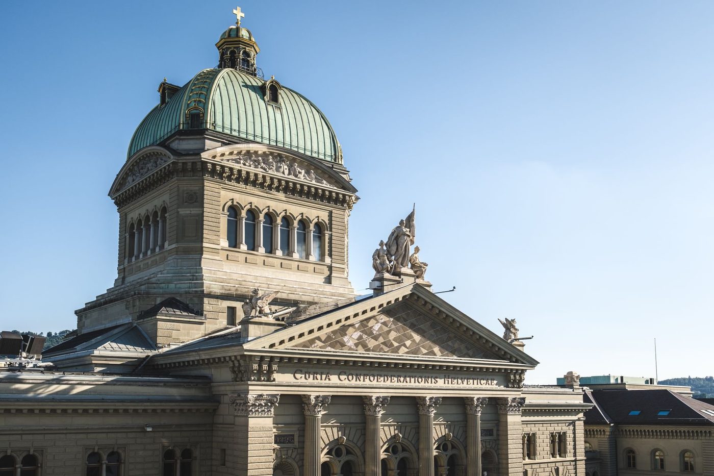 Zwitsers wijzen striktere neutraliteit af volgens eerste prognose