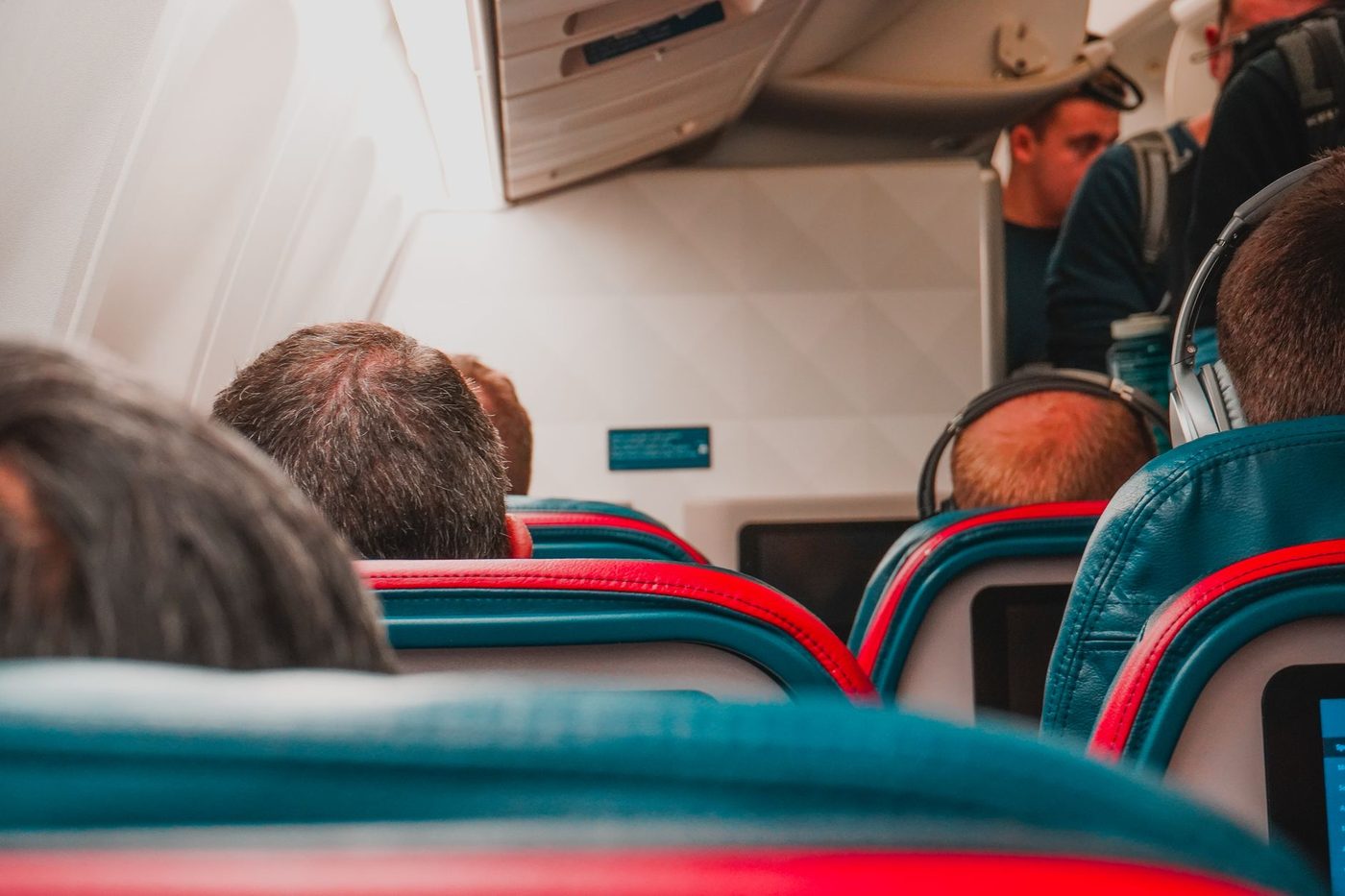 Vliegtuigpassagier met ducttape aan stoel getapet na racistische uitbarsting