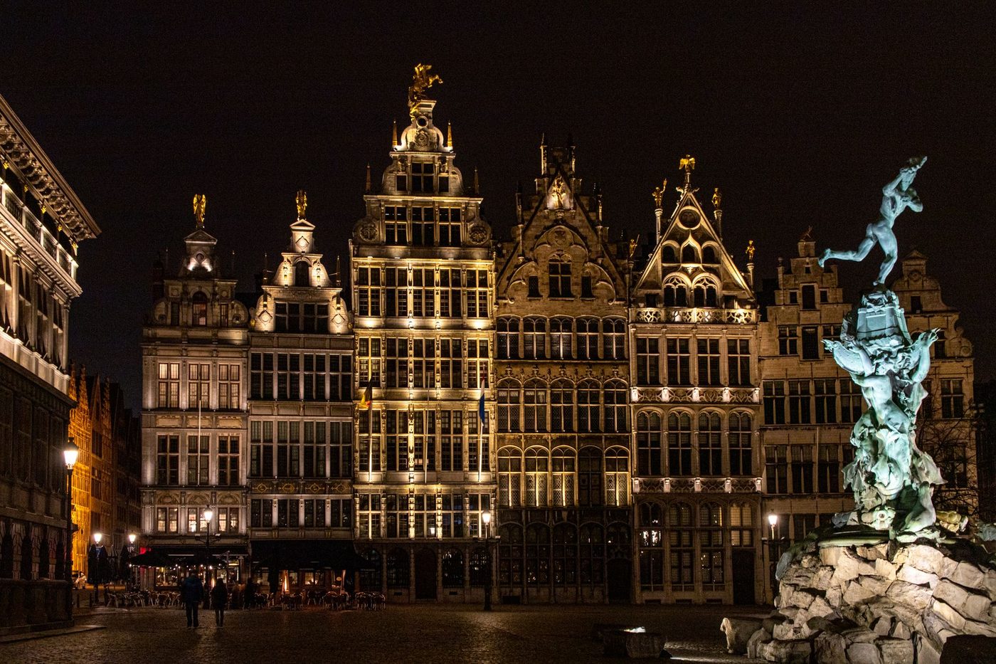 Politie ontruimt protest tegen aanpak 'claimers' op Antwerps De Coninckplein
