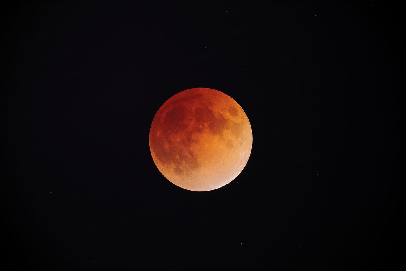Eclipsbrillen razendsnel uitverkocht voor grootste zonsverduistering in 26 jaar