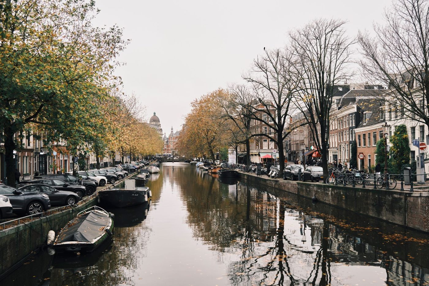 Herdenkingsbord overleden peuter Ilias (2) door onbekenden in gracht gegooid