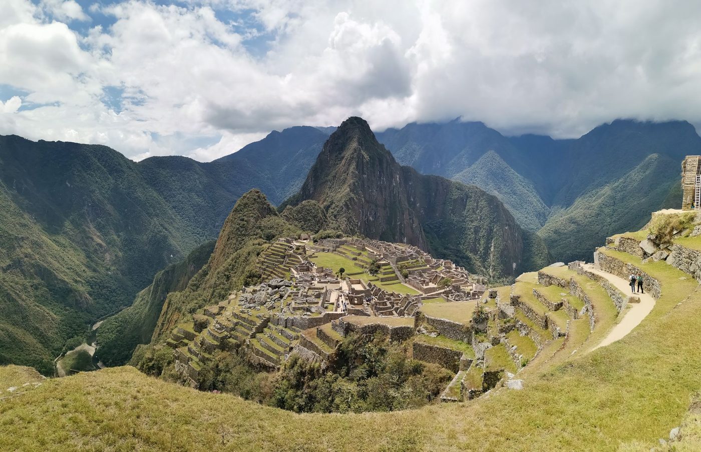 Bosbrand vlak bij Machu Picchu eist één leven: toeristenbussen rijden langs de vlammen