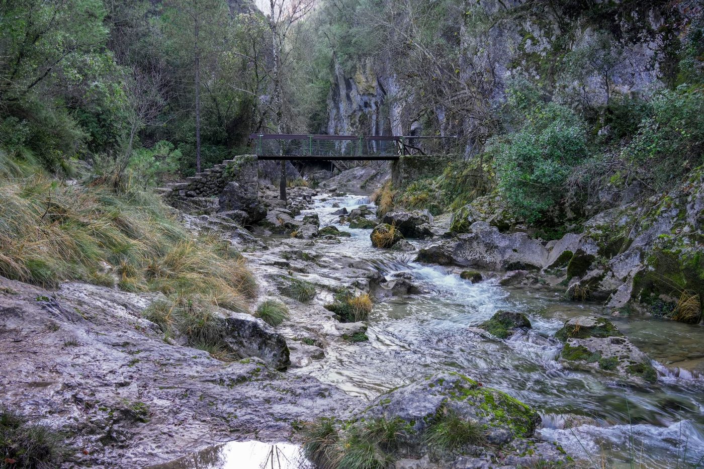 Beelden tonen hoe Spaanse agenten Belgische toeriste redden uit canyon na paniekaanval
