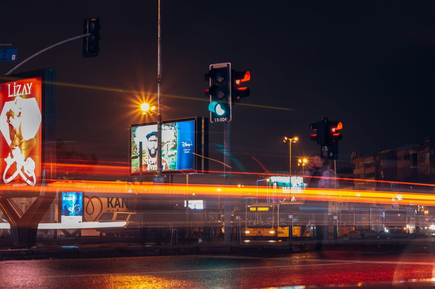 Schaarbeek wil fossiele reclame uit het straatbeeld: vliegtuigjes en benzineauto's moeten wijken
