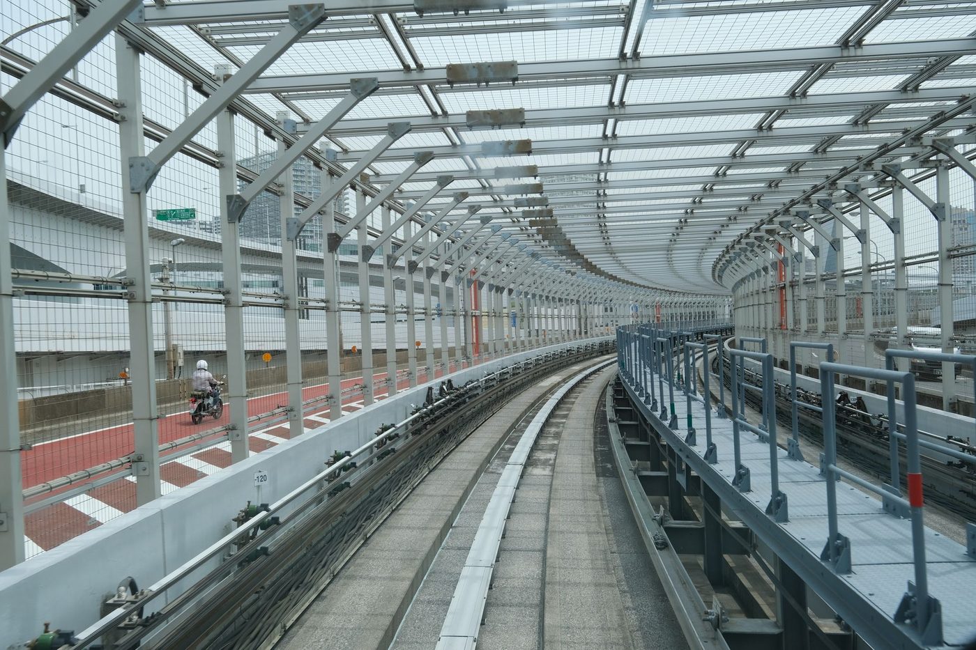 Blinde jongeren leren veilig zijn aan het spoor: Infrabel komt met speciaal pakket