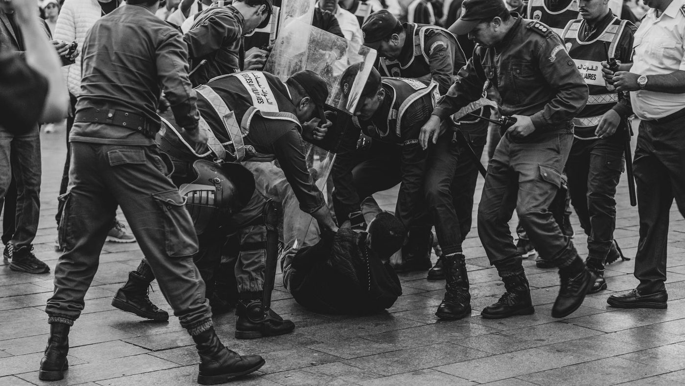 Brusselse minister-president Dilliès start gemeentelijke ronde te midden van regeringsspanningen