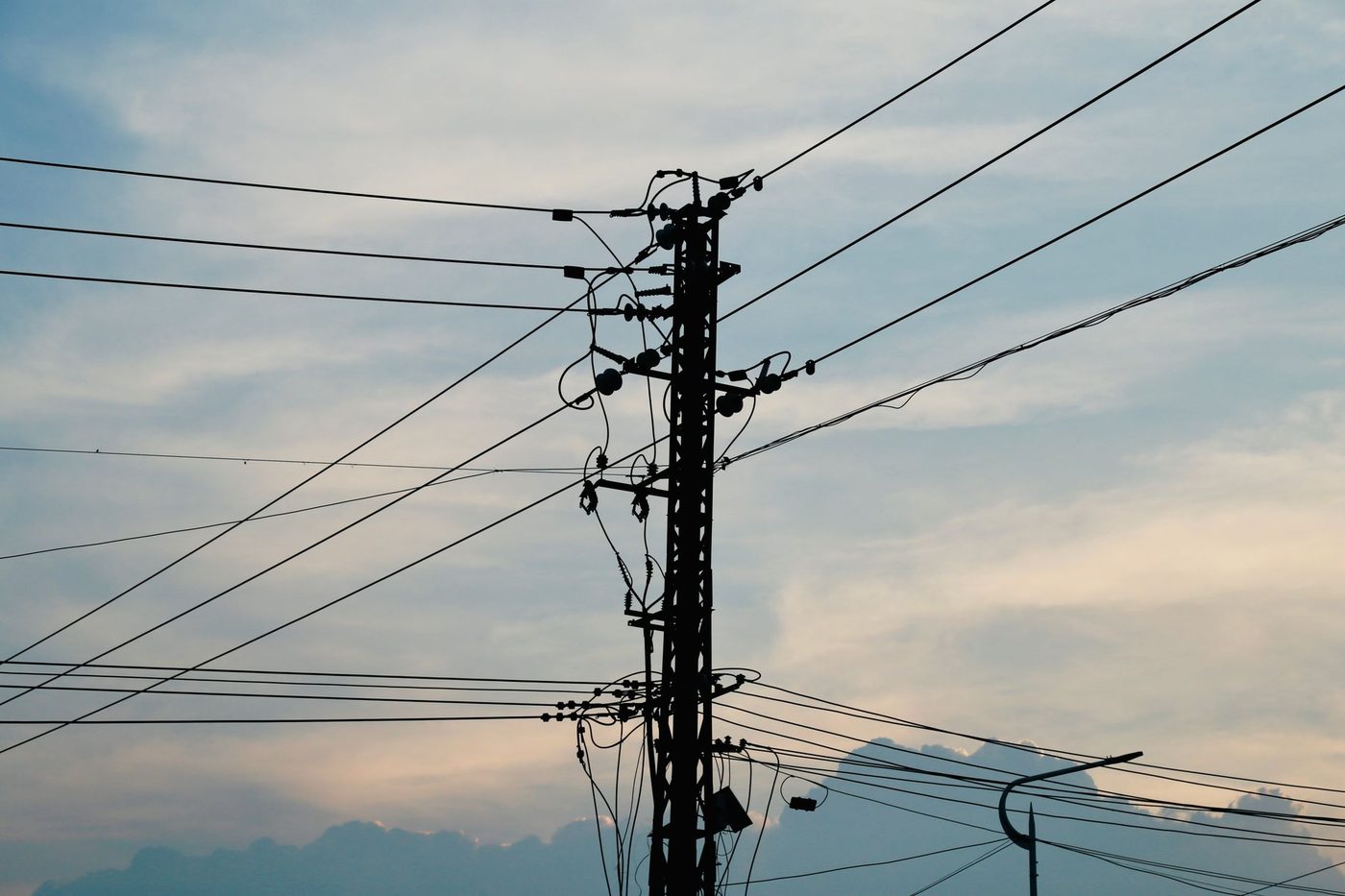 Energiebedrijven vechten miljardenbelasting op overwinst aan bij de rechter