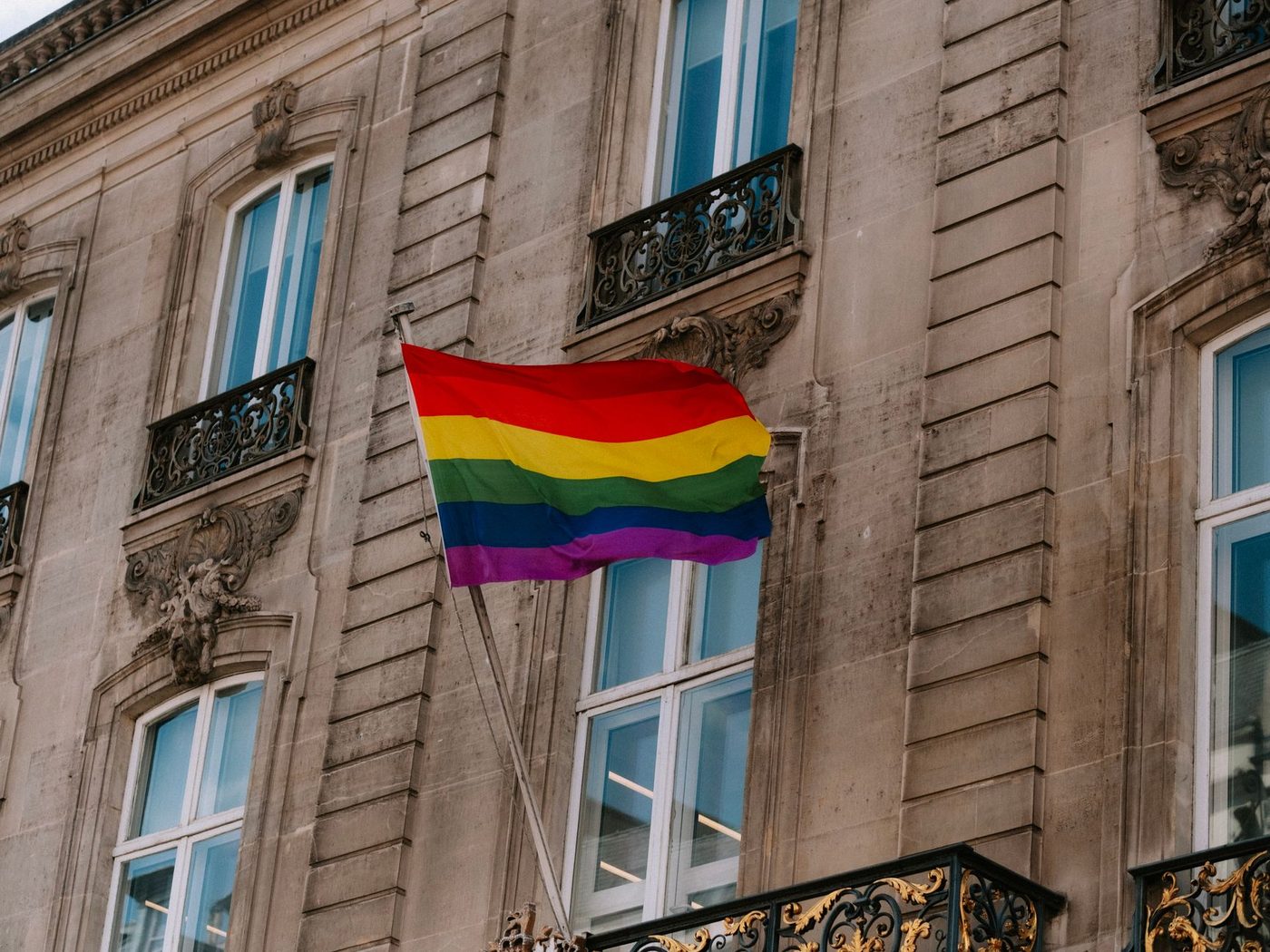 Vier Vlaamse mediagiganten smeden uniek podcastverbond: BV’s breken openhartig taboe rond coming-out