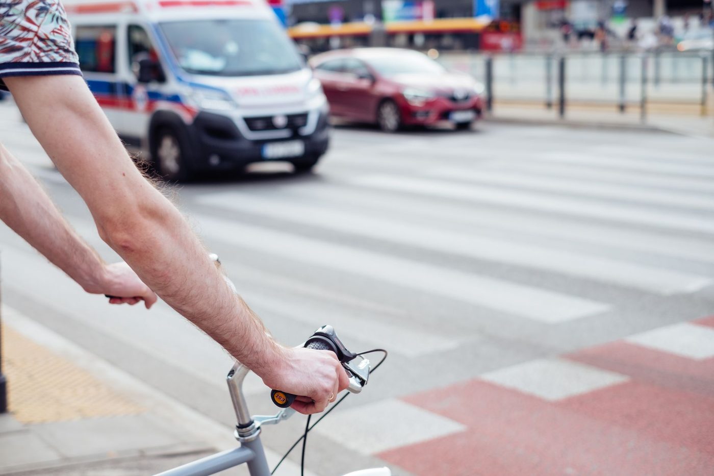 Fietsster (51) levensgevaarlijk gewond na aanrijding op oversteekplaats in Wielsbeke: bestuurder reed berm in om haar te ontwijken