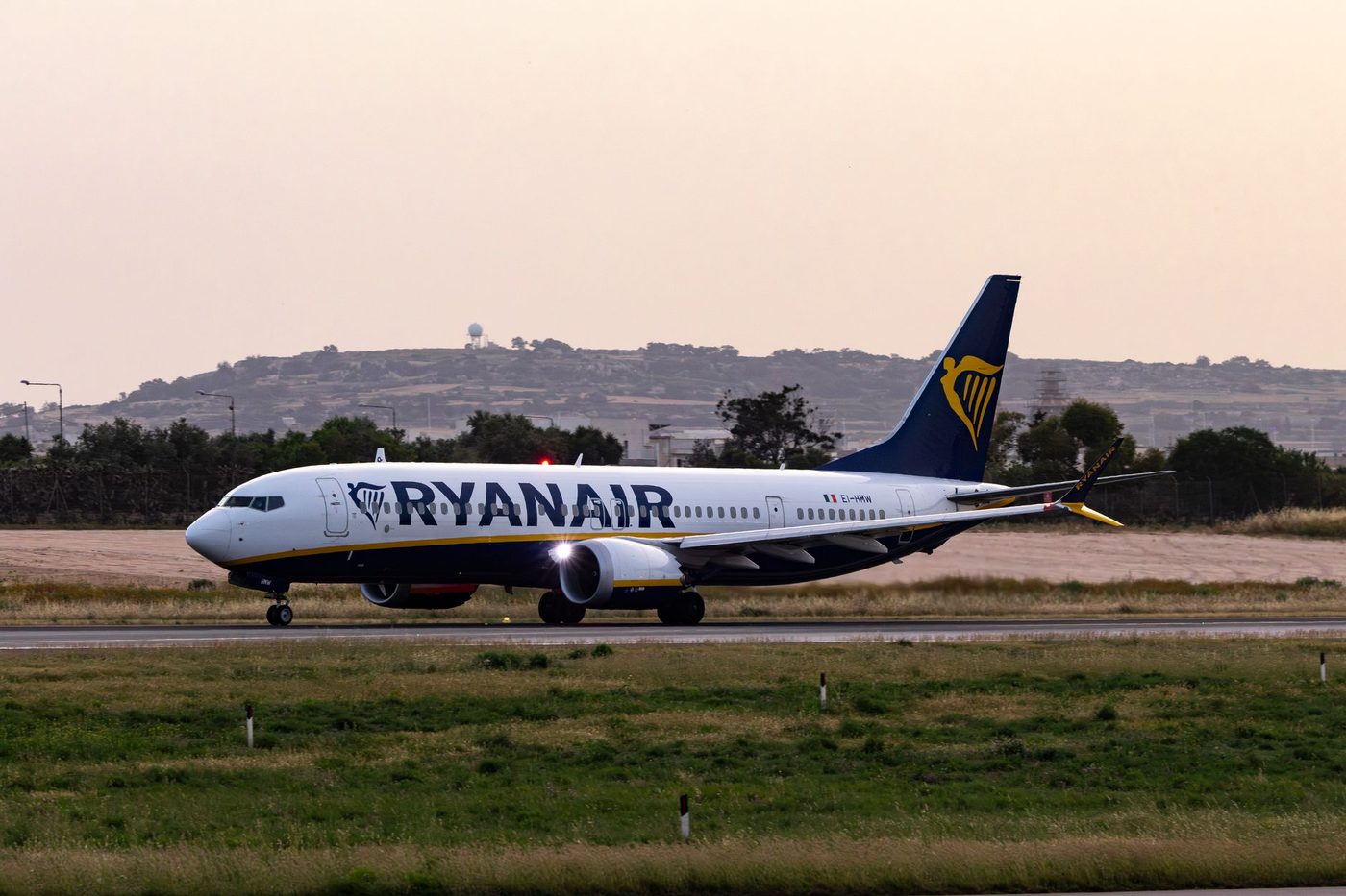 Motor stuk, raam verbrijzeld: passagier (61) hangt half uit Ryanair-toestel