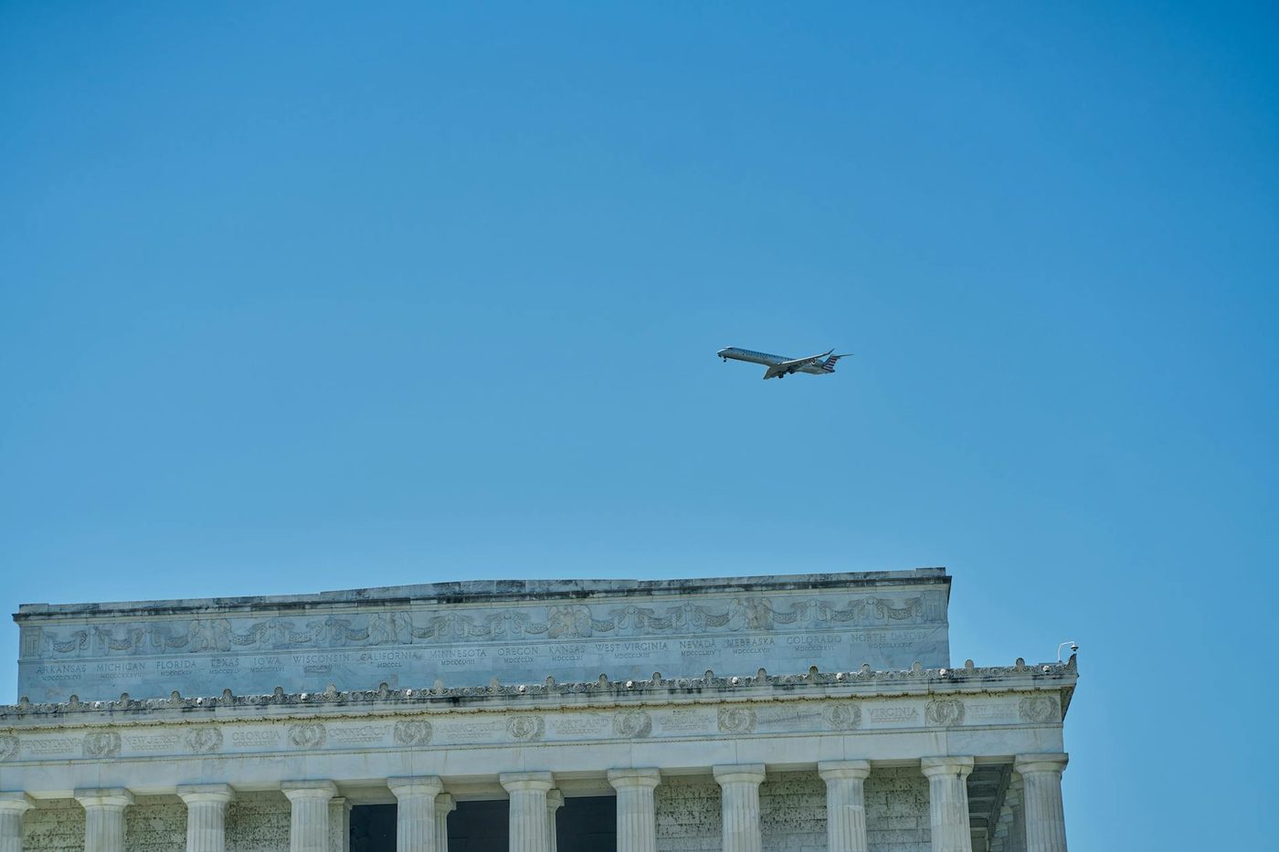 Persoons hekelt 'onmenselijke' geluidsoverlast door vliegroute 07L boven Brussel