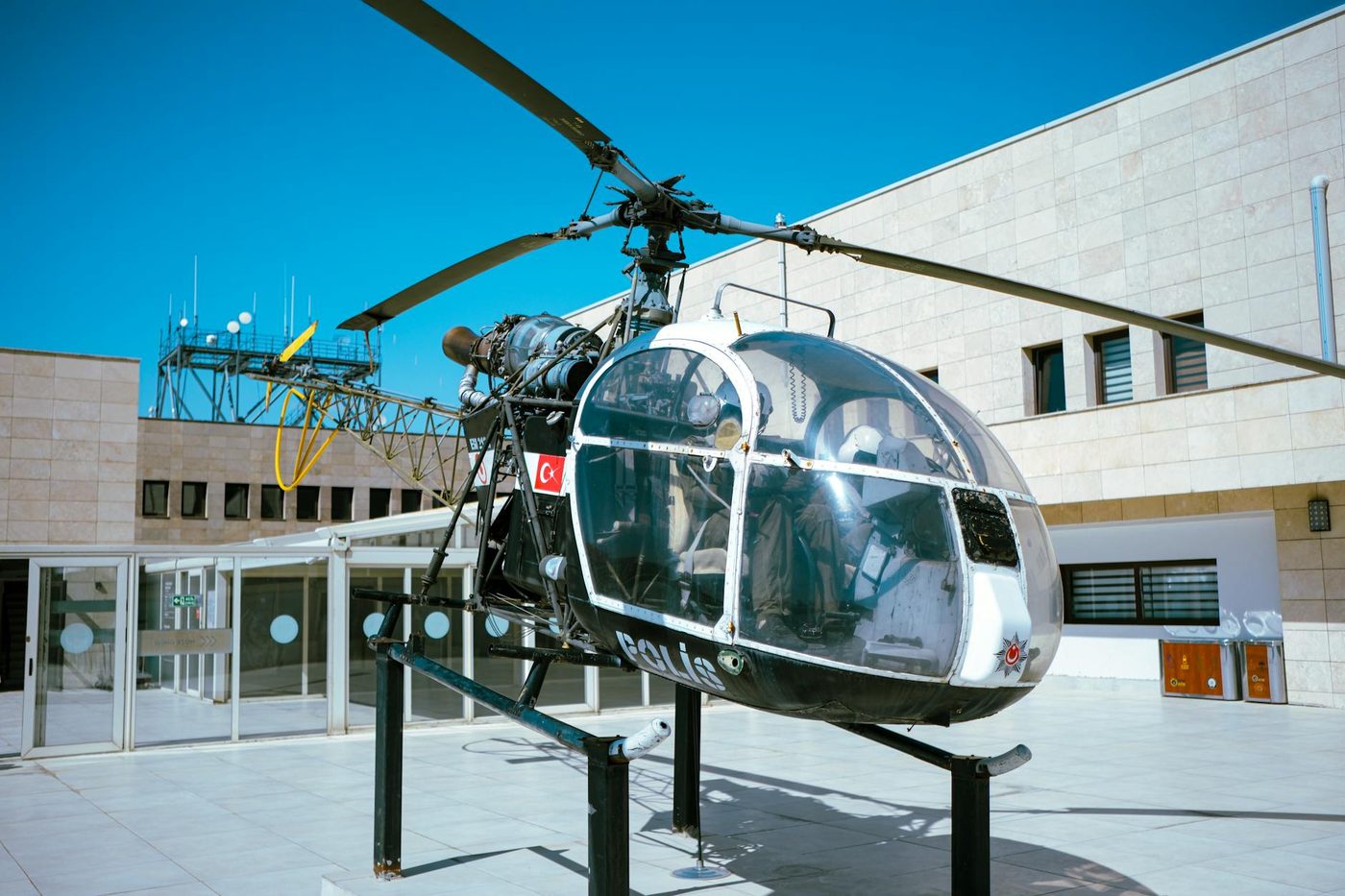 Intensieve politie-operaties en achtervolgingen in de grensregio: Helikopters en drones ingezet bij vluchtpogingen