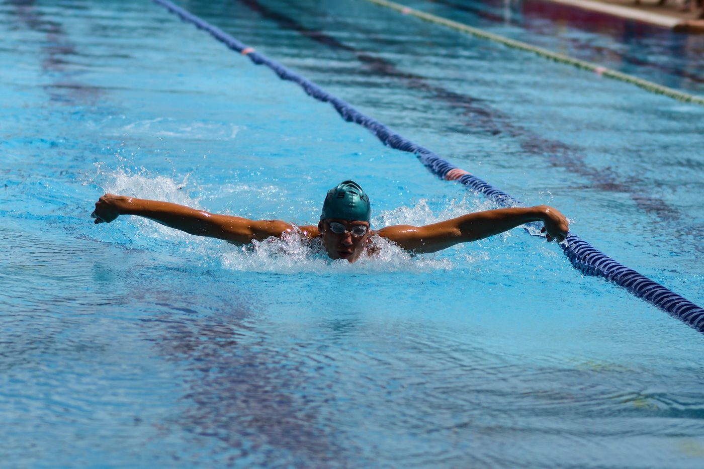 Roos Vanotterdijk zwemt moeiteloos naar halve finales 50m vlinderslag