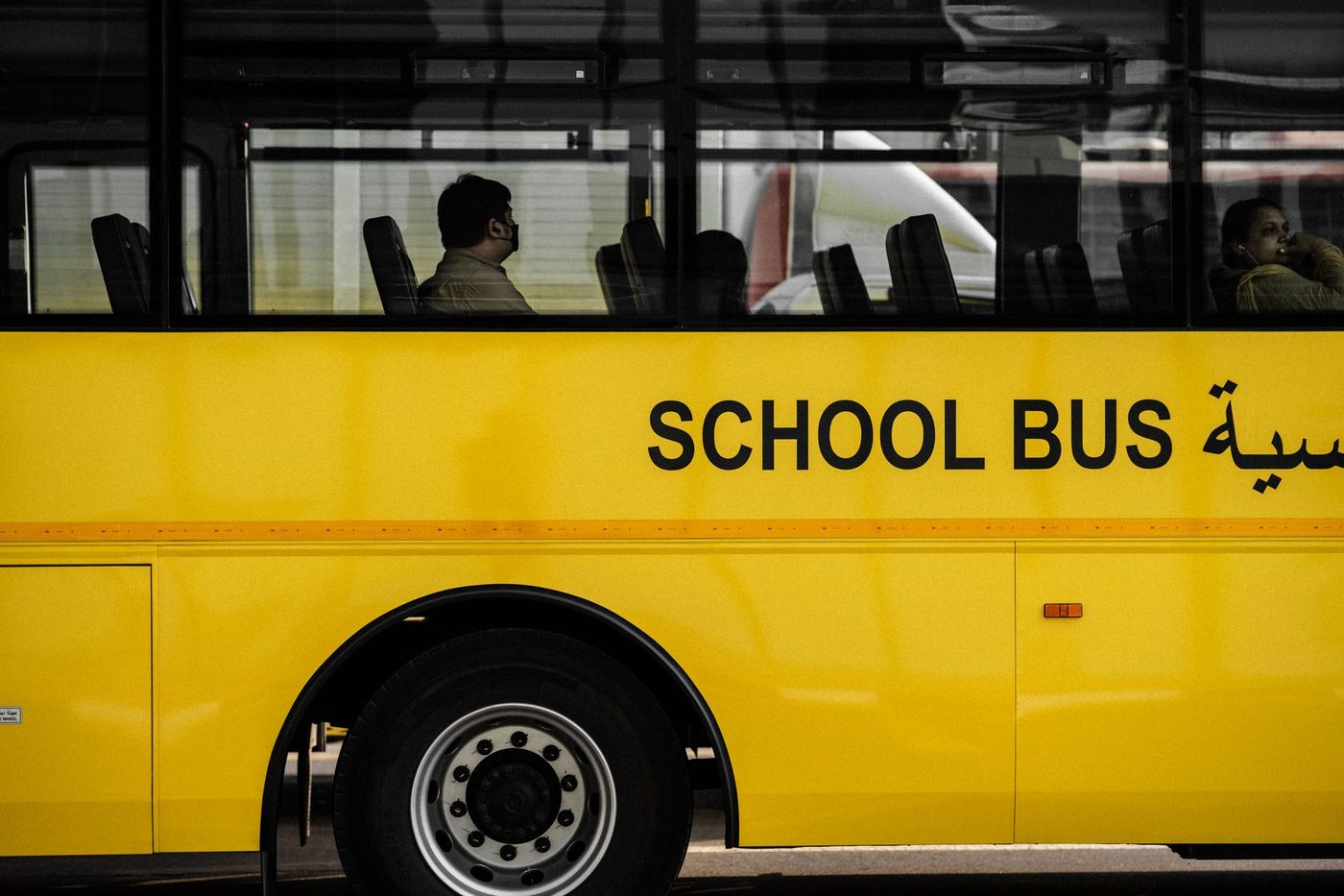 Urenlang in de bus: duizenden speciaal-leerlingen kampen met extreme reistijden