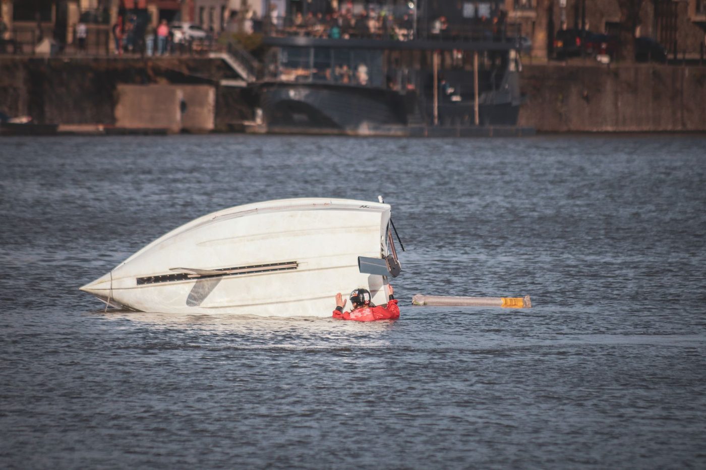 Ivo sloeg ruit in en hield met zijn voeten collega's hoofd boven water in Albertkanaal