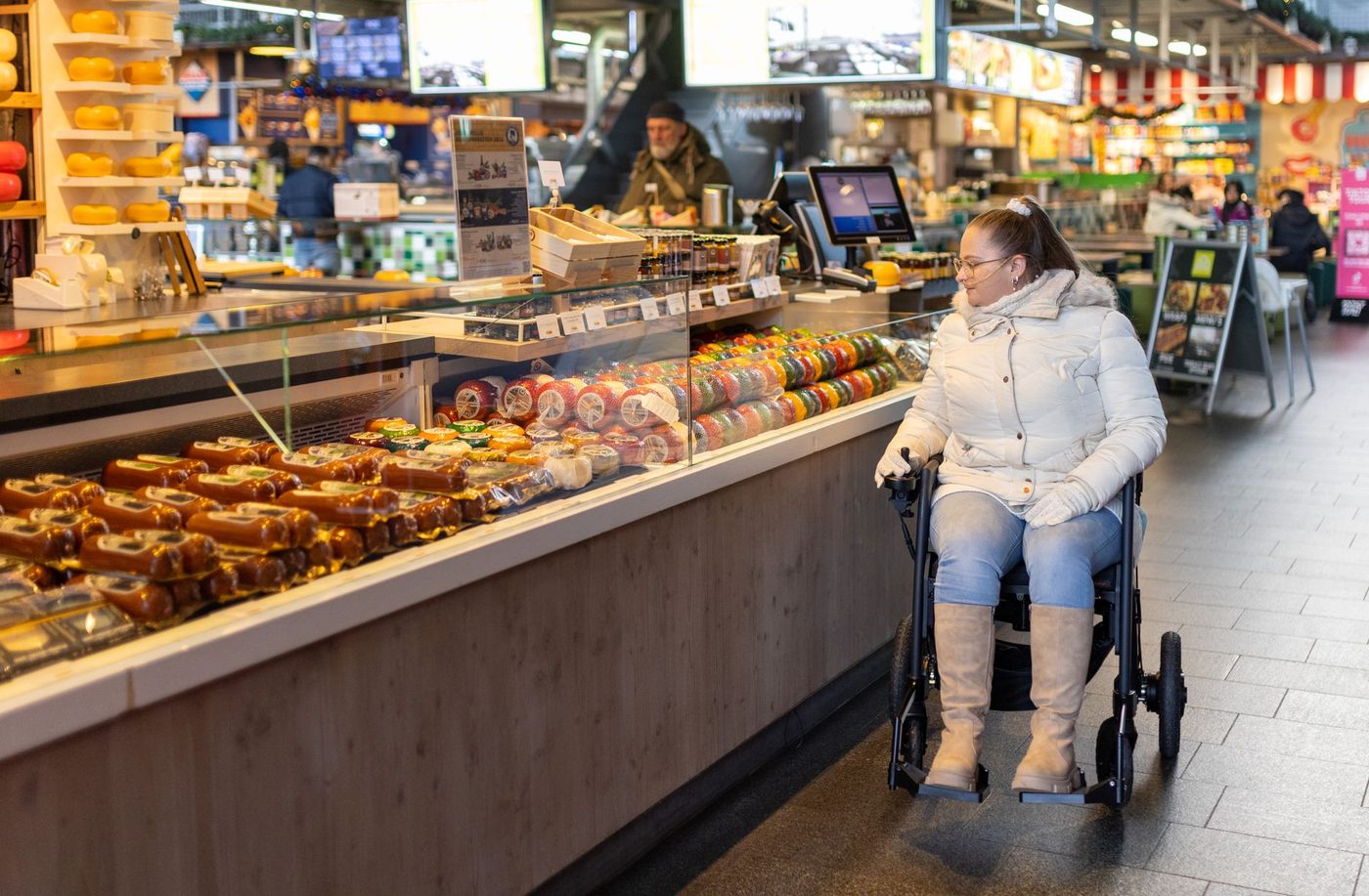 Zottegem wil winkelkarren die aan rolstoel klikken: 'Eindelijk zelfstandig boodschappen doen'