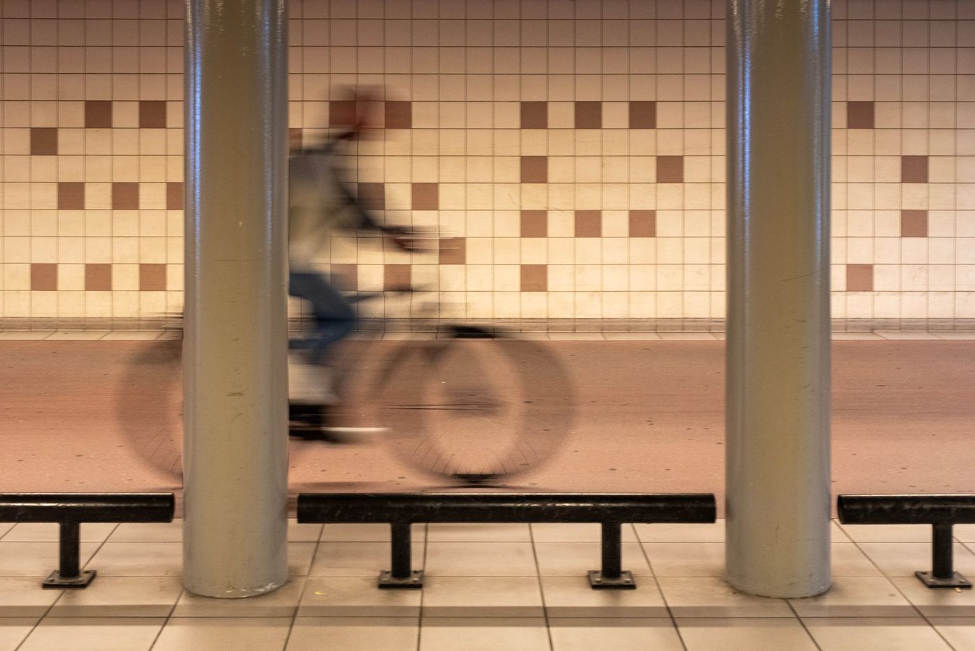 Lek in 70 cm waterleiding: Kennedyfietstunnel onder Schelde afgesloten