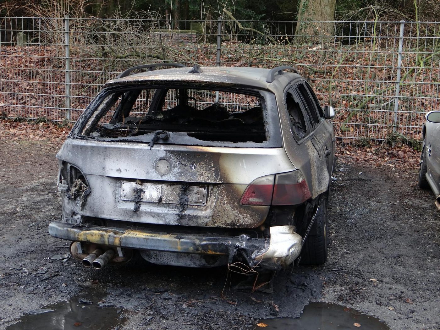 Wagen slipt tegen vangrail in Aalst en brandt volledig uit
