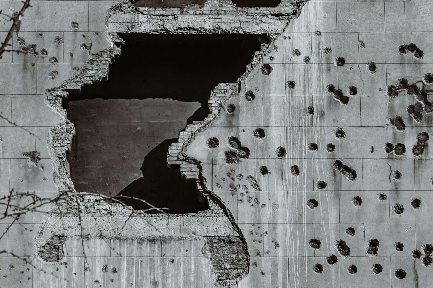 VS bombardeert hoogste brug van Iran, acht doden gemeld