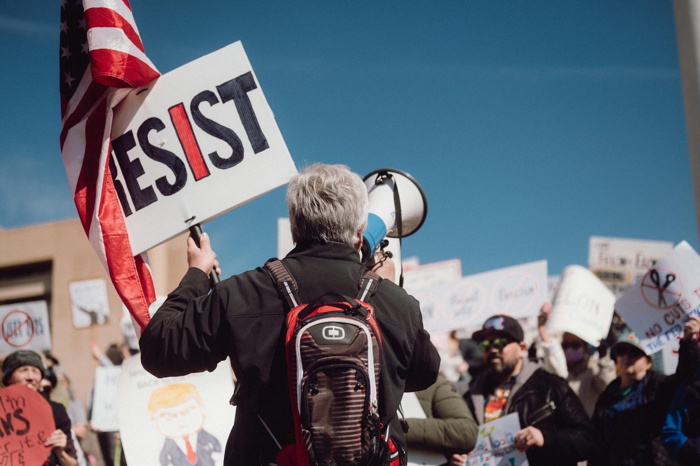 Défi uit scherpe kritiek op regeringsplan woonstbetreding tegen illegale migratie