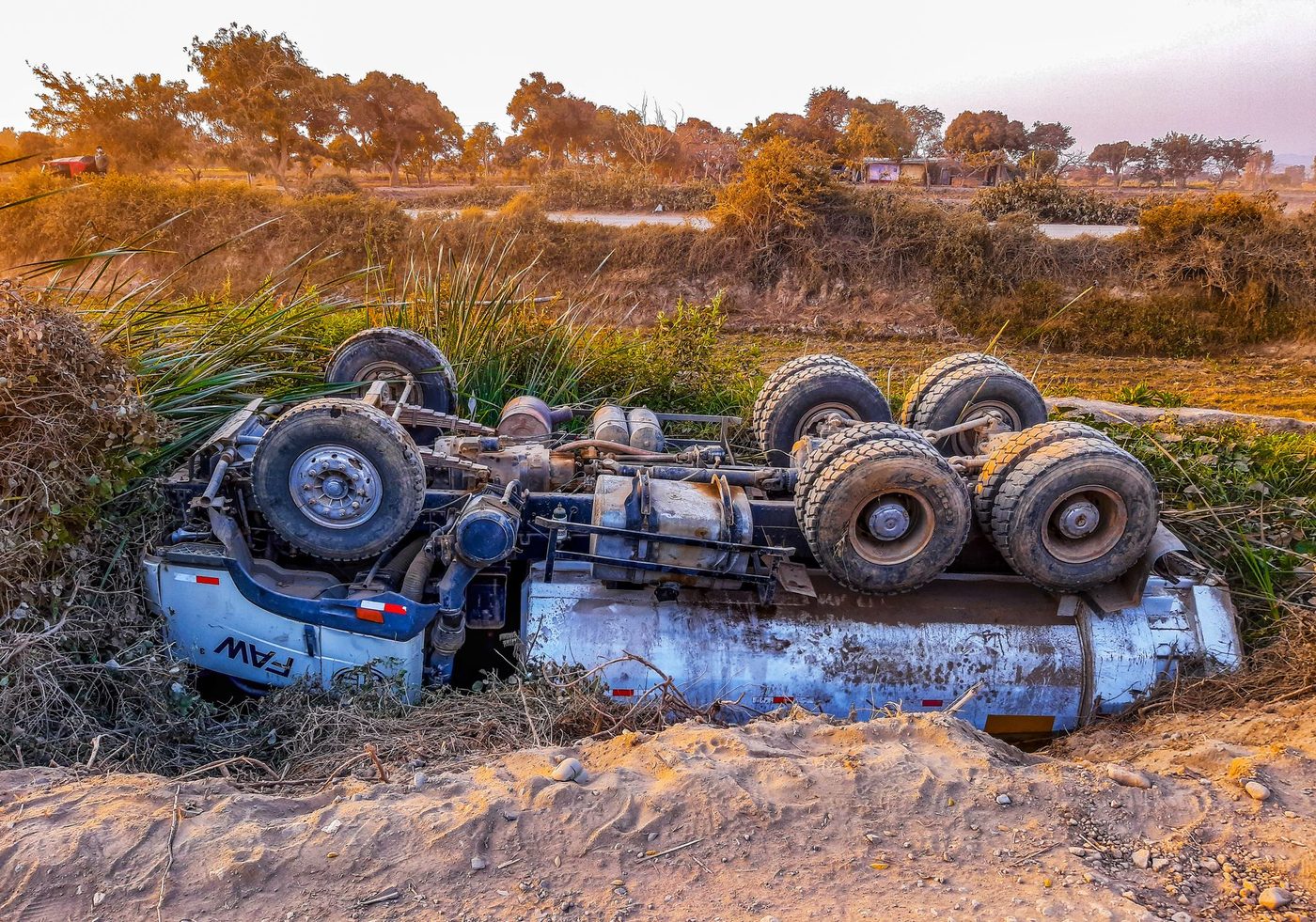 Bromfietser (26) klem onder afslaande vrachtwagen in Wijnegem: levensgevaar