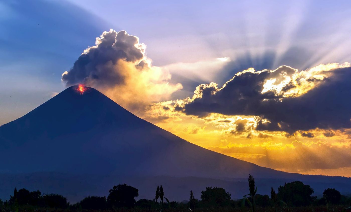 Krachtige zonne-eruptie veroorzaakt gat in atmosfeer van de zon en kan noorderlicht opleveren