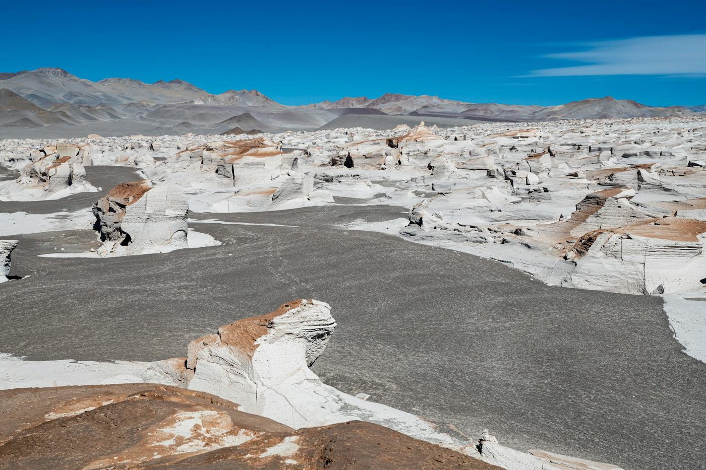Witte kleirotsen op Mars wijzen op miljoenen jaren van tropische regenval