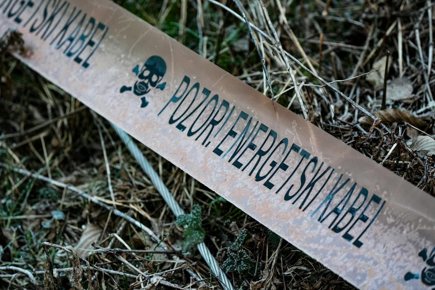 Straat in Riemst afgezet na brand in boerderij: asbestgevaar zorgt voor afzetting