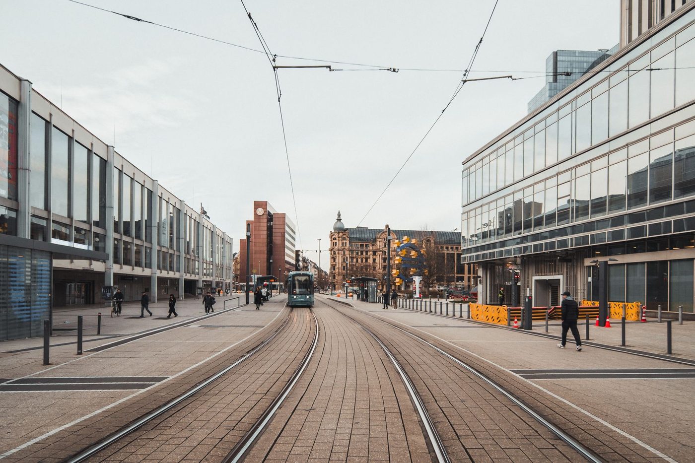 Trambestuurder gewond na aanrijding en vluchtmisdrijf bij Docks in Brussel