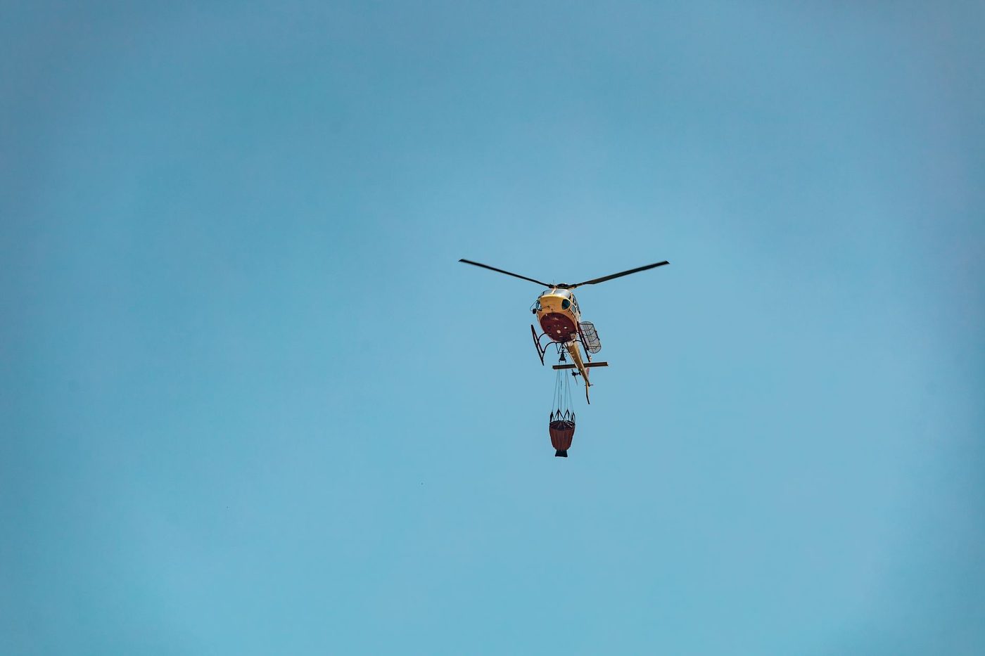 Video toont hoe twee blushelikopters elkaar raken en neerstorten tijdens bosbrand in Griekenland