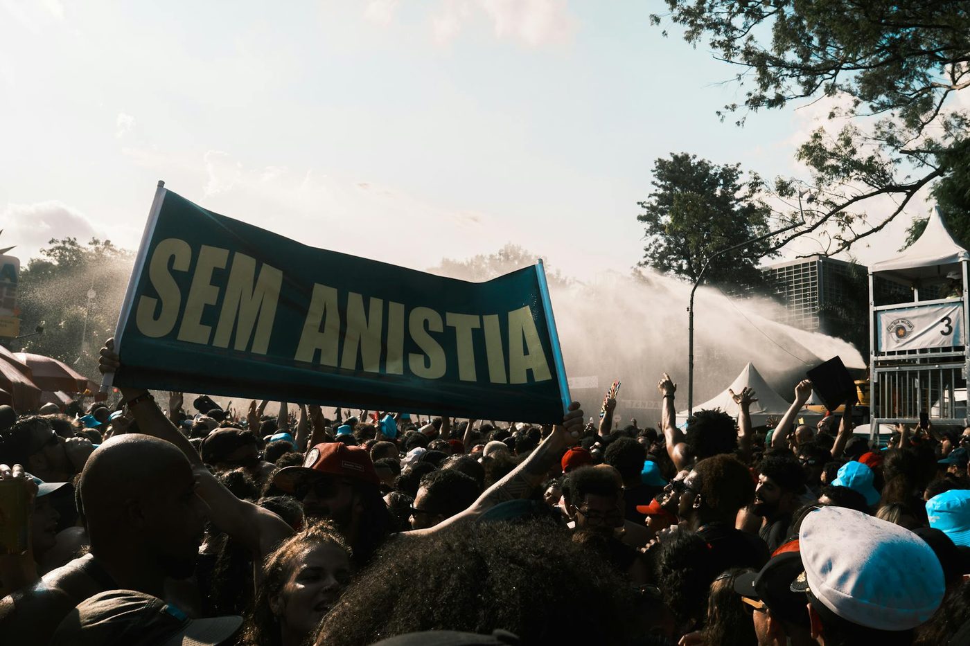 Loosdrecht: waterkanon en arrestaties bij asielprotest