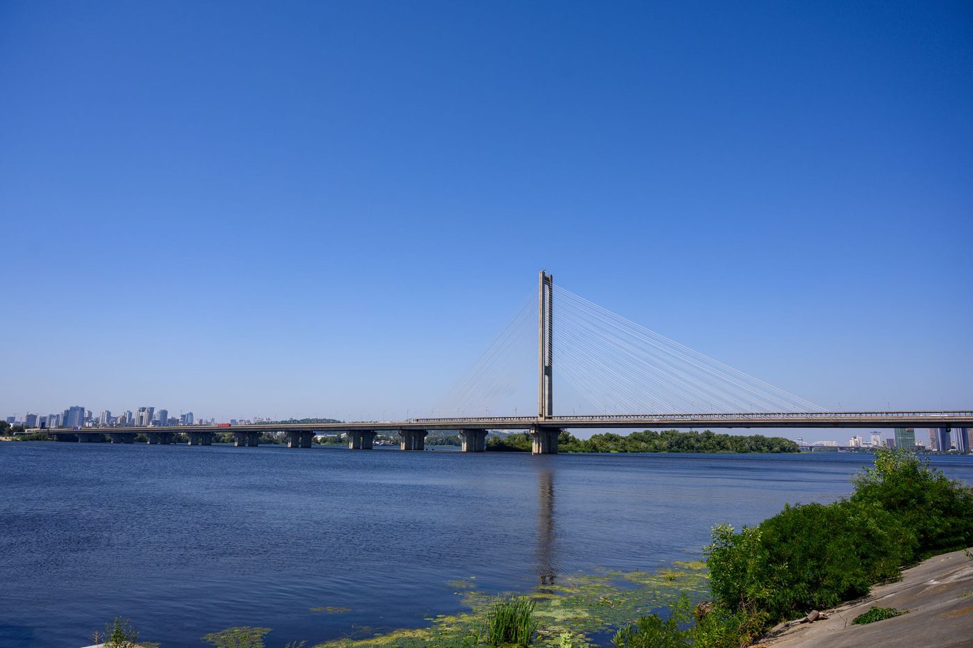 Cruciale brug in Kiev zwaar beschadigd door Russische aanval