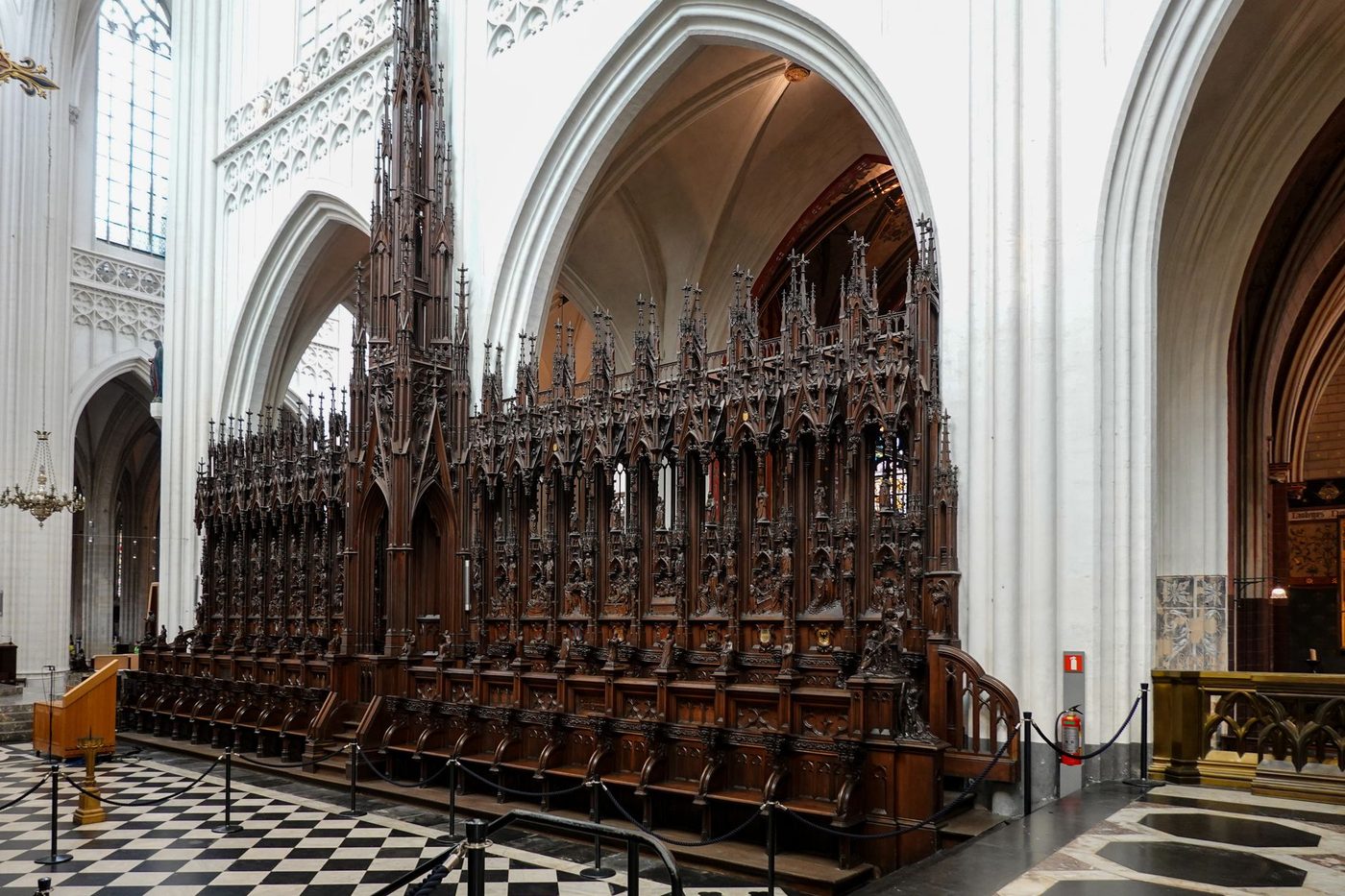 Arbeider valt van Antwerpse kathedraal: 'Hij bleef gelukkig in zijn harnas hangen'