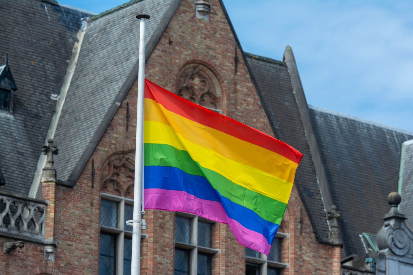 Vier grootste Vlaamse media maken voor het eerst samen podcast: BV's getuigen openhartig over coming-out en angst