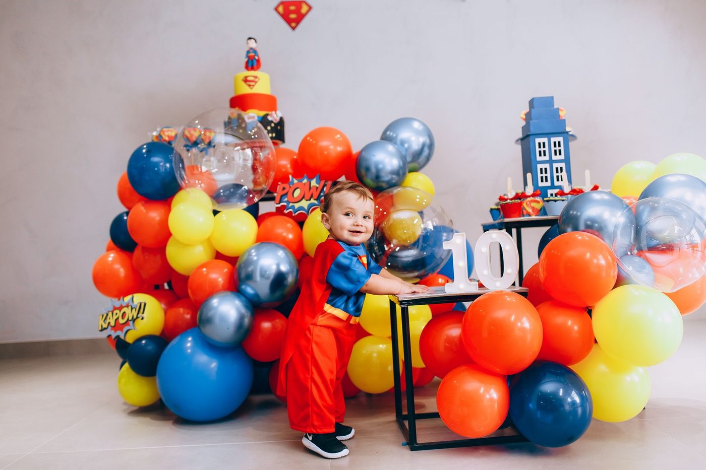 Tiener blust bosbranden in Superman-pak: 'Gewone jongen' wordt nationaal symbool