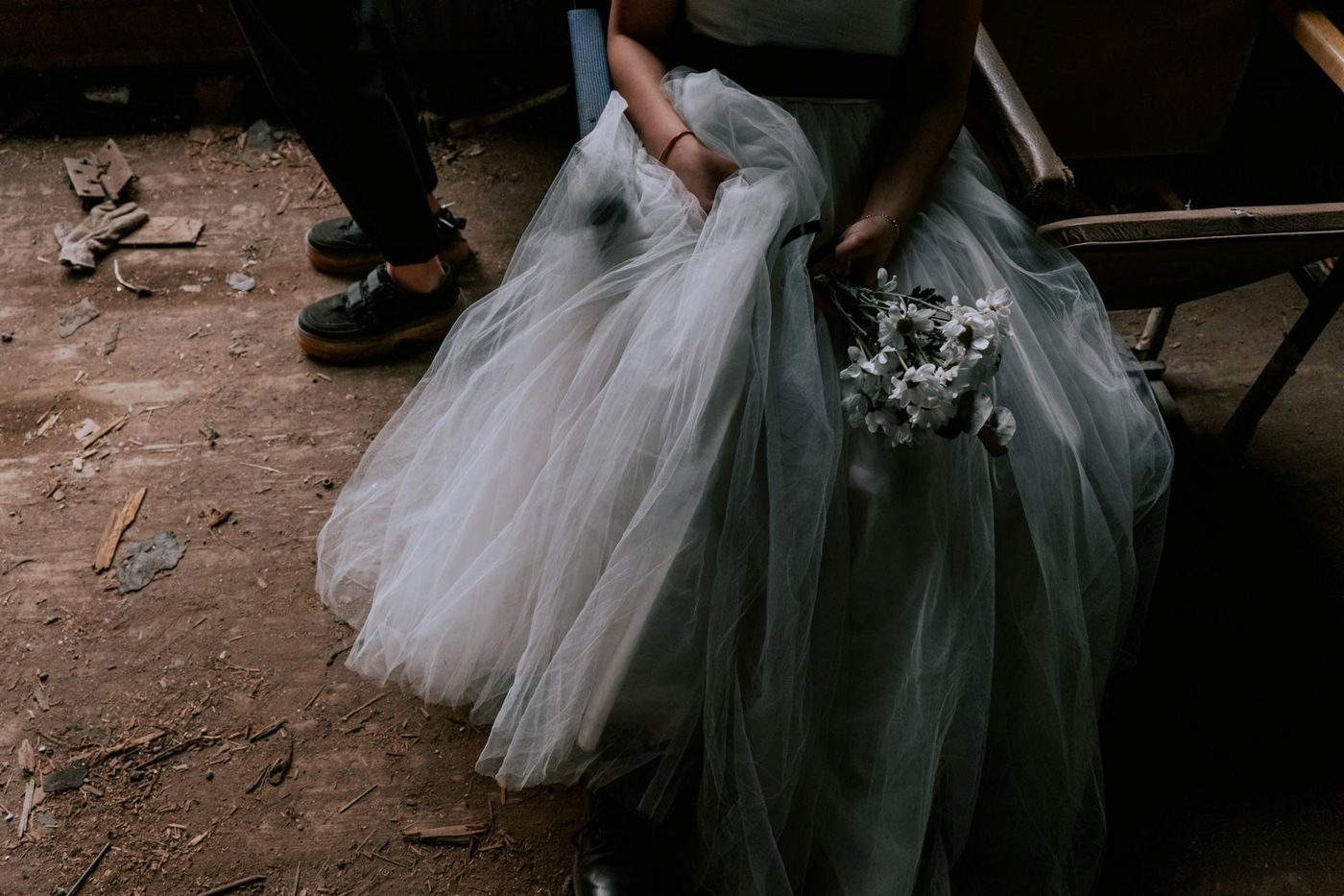 Britse bruid onder gote met zwarte verf tijdens trouwdag: "Complete nachtmerrie"