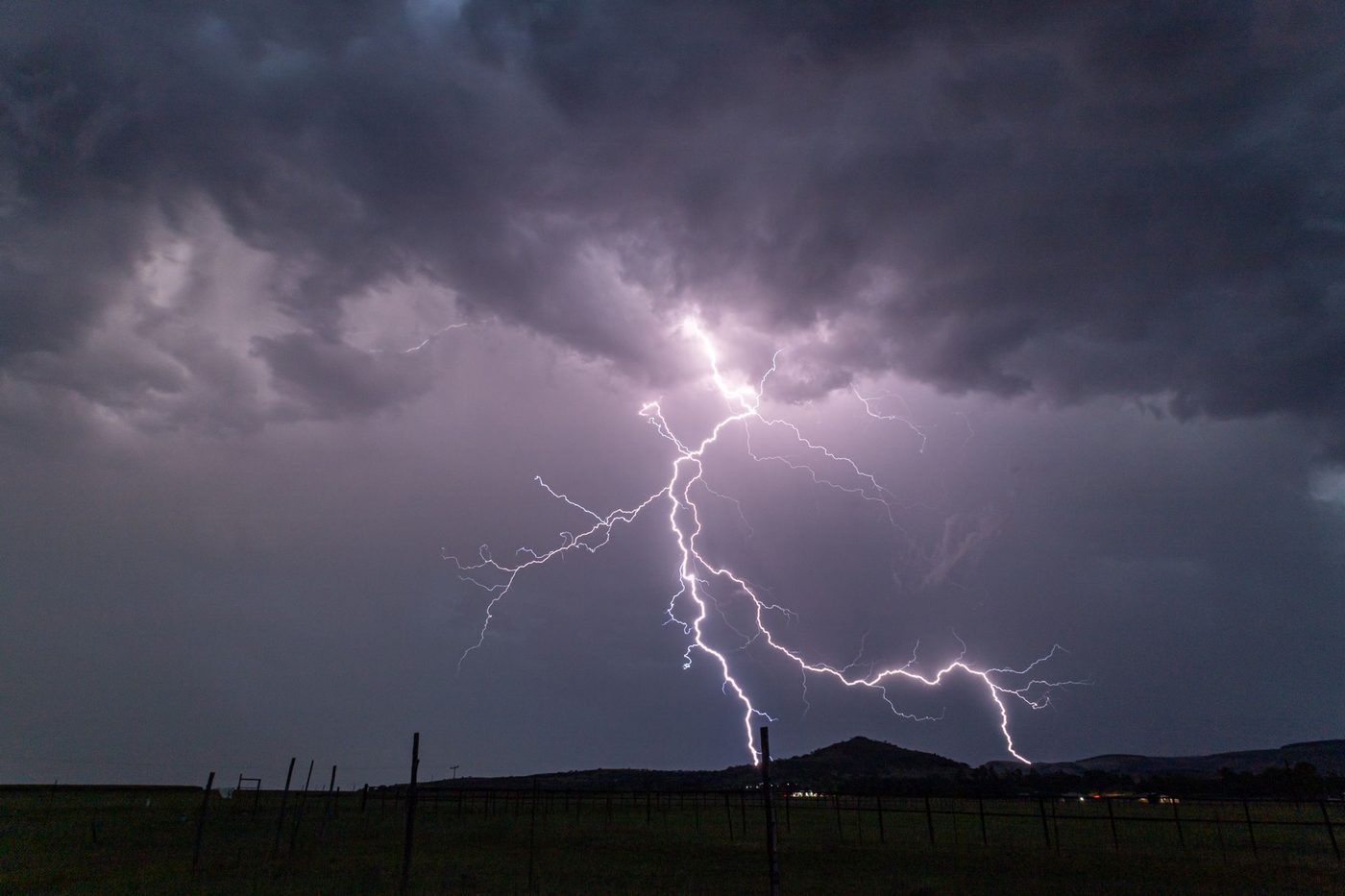 Hold on to your hat: vandaag stormen windstoten tot 60 km/u en onweer over het land