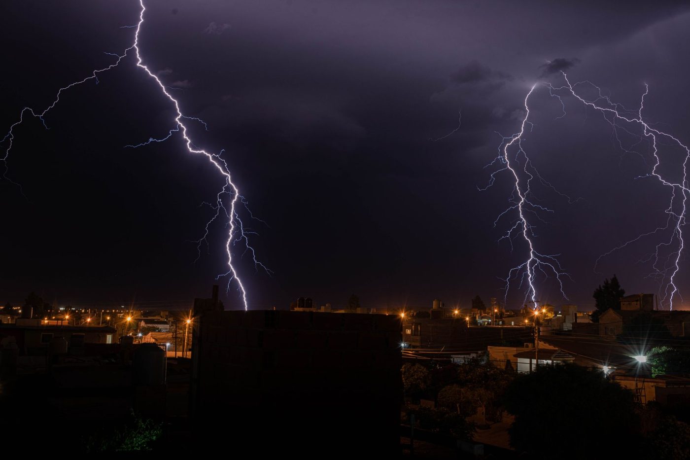 Donderdag in het vizier: pittige onweersbuien met hagel en rukwinden op komst