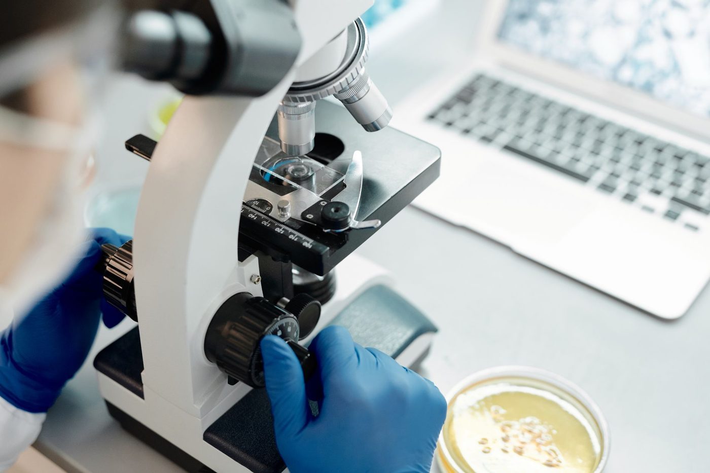 Wetenschappers genereren microgolfkammen met diamant-maser bij kamertemperatuur