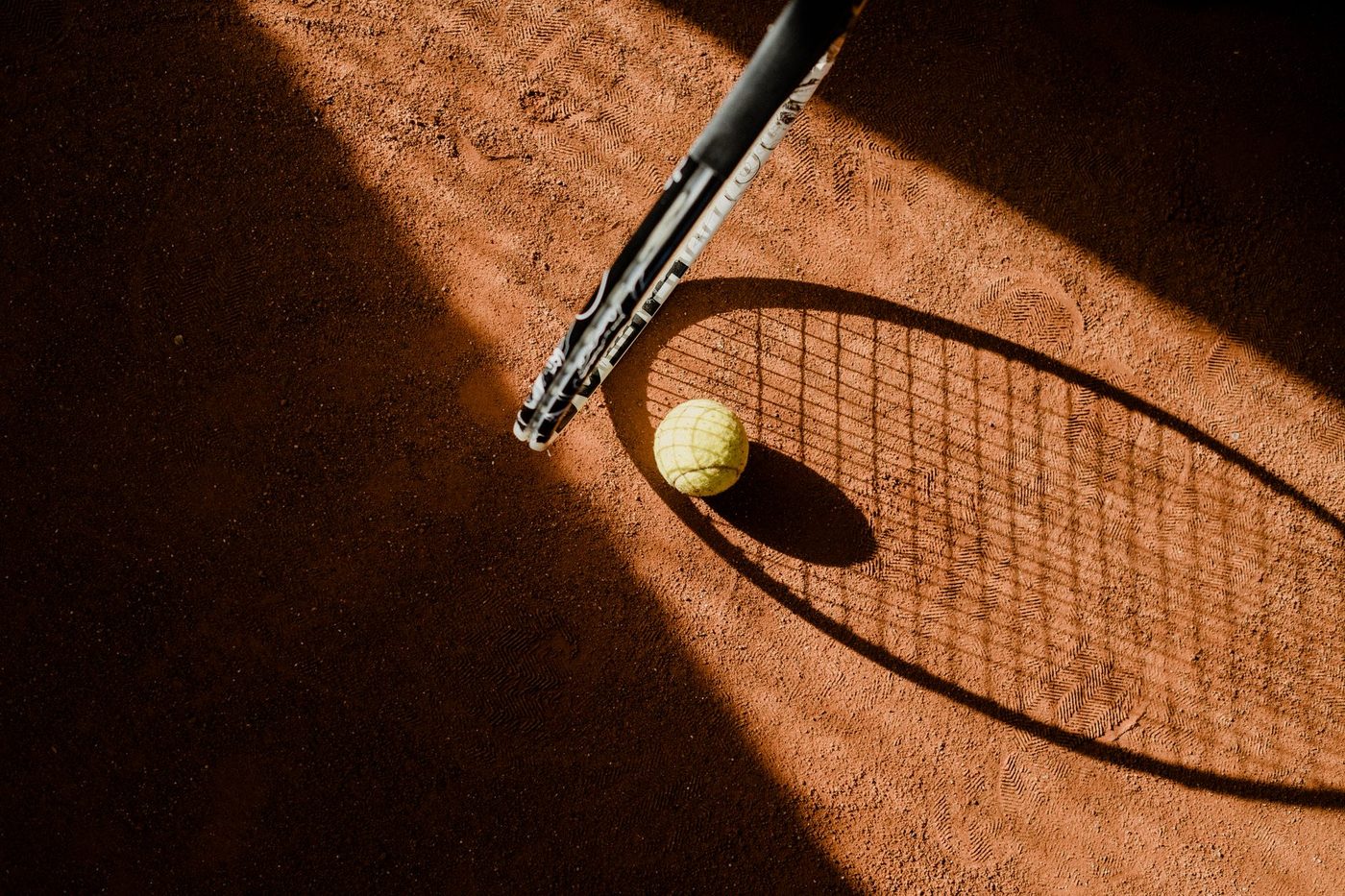 Djokovic veegt Zverev van het veld in Peking